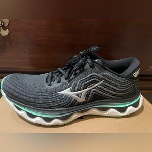 Mizuno Black and Gray Athletic Shoes